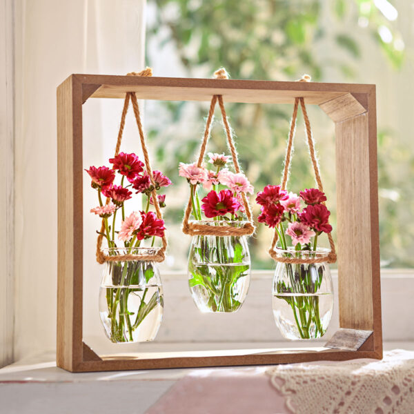 Weltbild Závěsné vázičky v dřevěném rámu - váza na malé kvietky,  váza na malé kytičky,  váza na lúčne kvietky, váza na fialky,  váza na snežienky, váza na kvety, sklenená váza, sklenené vázy, biela vaza, krištáľové vázy, krištáľová váza, váza s kvetmi, krištálové vázy